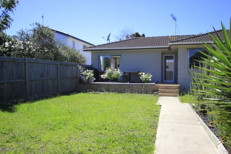 Photo of property in 15 Lisa Rise, Half Moon Bay, Auckland, 2012