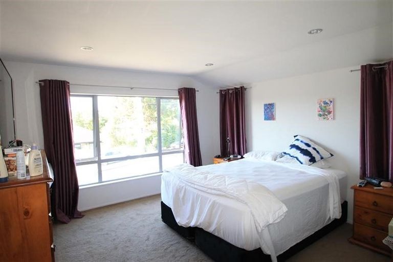 Photo of property in 36 Taipari Road, Te Atatu Peninsula, Auckland, 0610