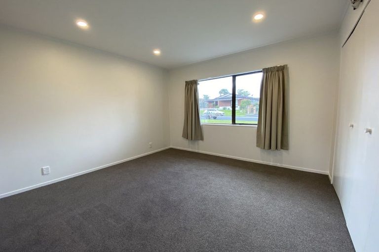 Photo of property in 1/92 Mirrabooka Avenue, Botany Downs, Auckland, 2010
