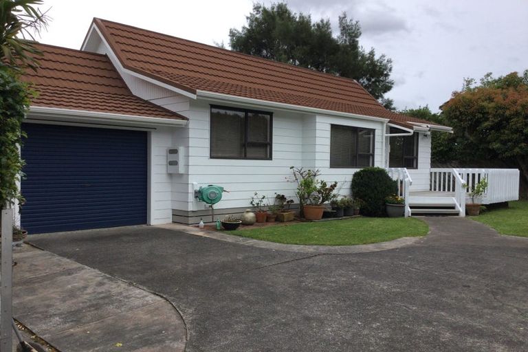Photo of property in 1/7 Vardon Road, Green Bay, Auckland, 0604