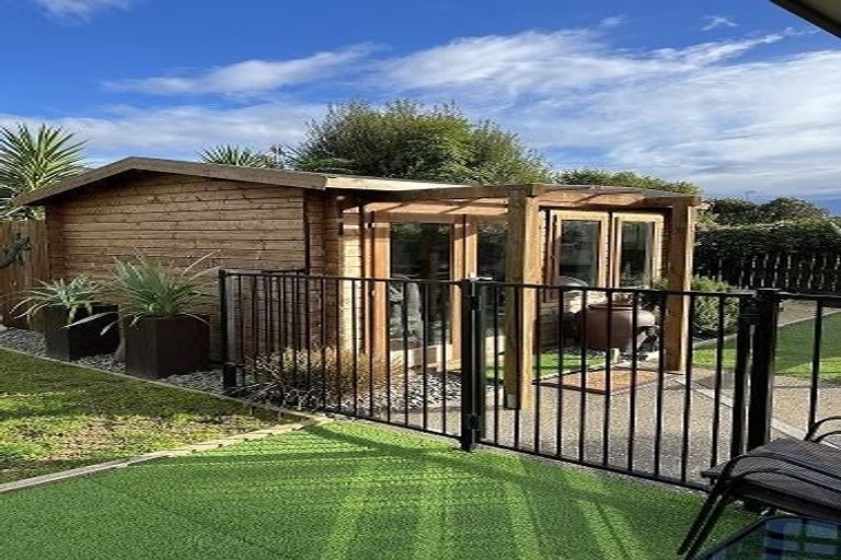 Photo of property in 58 Guildford Drive, Paraparaumu, 5032