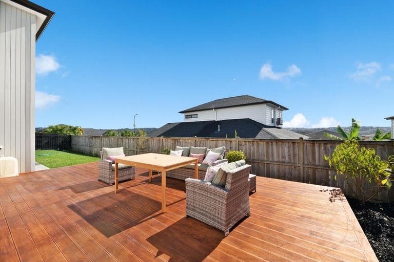 Photo of property in 5 Eric Gifford Drive, Ranui, Auckland, 0612