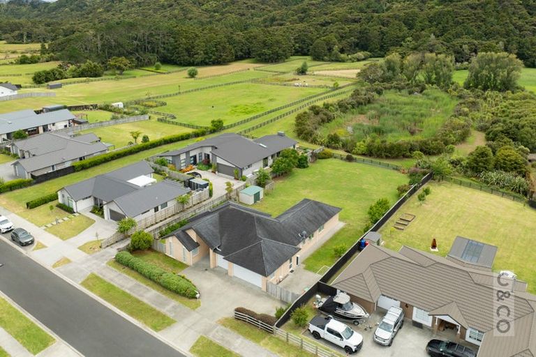 Photo of property in 16 Fruitlands Road, Kumeu, 0810