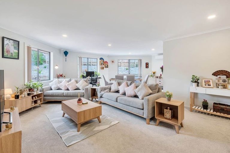 Photo of property in 15 San Pedro Place, Henderson, Auckland, 0612