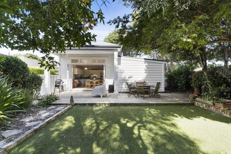 Photo of property in 8 Wallace Road, Mangere Bridge, Auckland, 2022