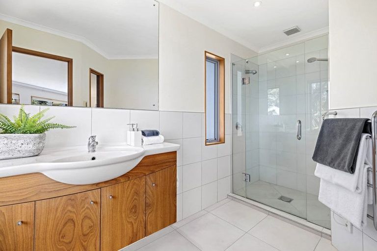 Photo of property in 24 Cliff Road, Torbay, Auckland, 0630