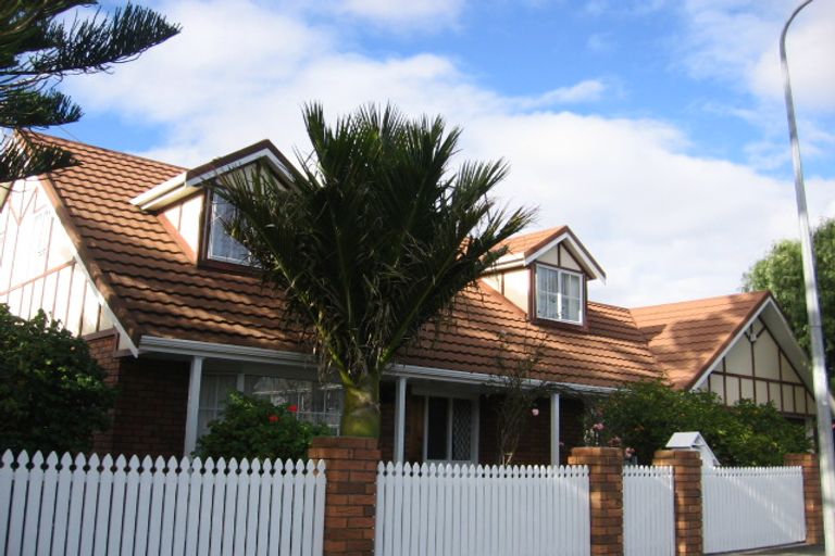 Photo of property in 14 Saulbrey Grove, Woburn, Lower Hutt, 5010