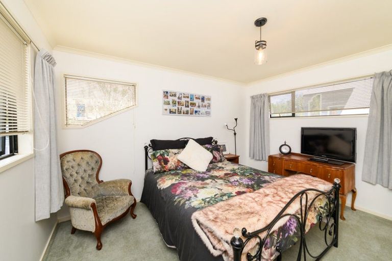 Photo of property in 18 Winston Avenue, Hokowhitu, Palmerston North, 4410