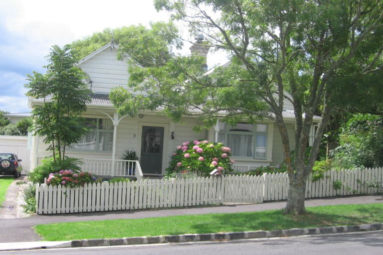 Photo of property in 2 Hastings Parade, Devonport, Auckland, 0624