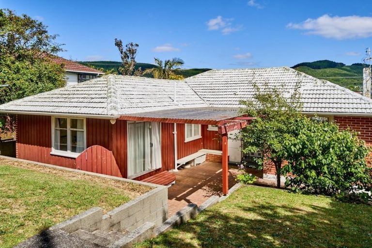 Photo of property in 73 Taylor Terrace, Tawa, Wellington, 5028