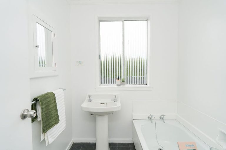 Photo of property in 20 Robert Street, Otatara, Invercargill, 9879