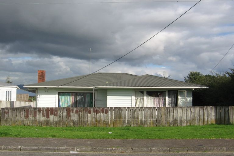 Photo of property in 14 Waione Avenue, Te Atatu Peninsula, Auckland, 0610