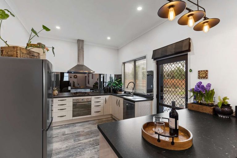 Photo of property in 373 Broadway, Stratford, 4332