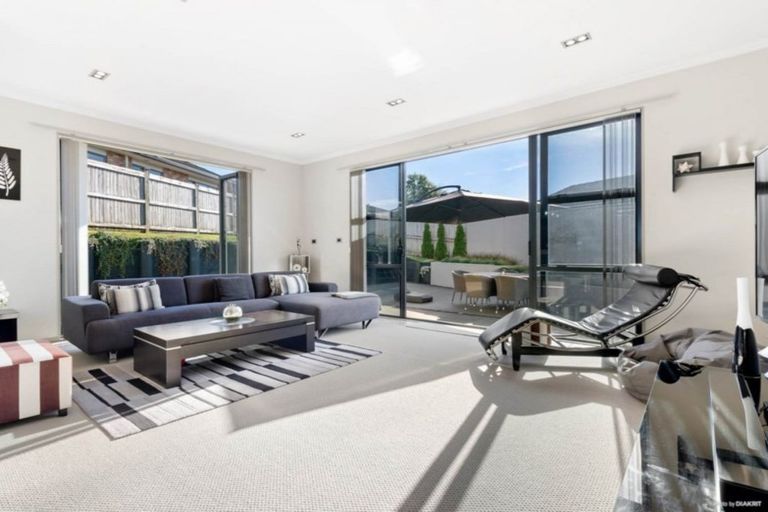 Photo of property in 8 Ellivani Rise, Pukekohe, 2120