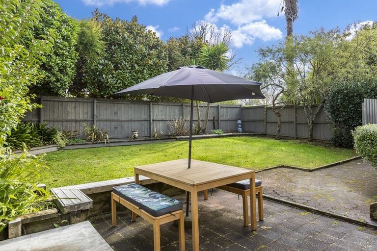 Photo of property in 15 Graham Avenue, Te Atatu Peninsula, Auckland, 0610