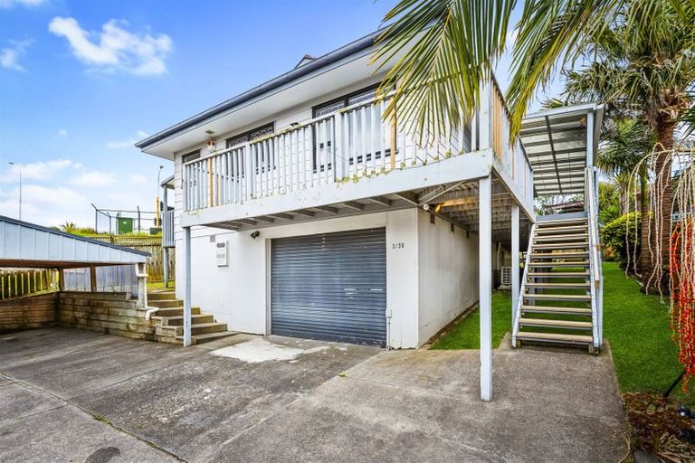 Photo of property in 2/20 Landsdale Place, Massey, Auckland, 0614