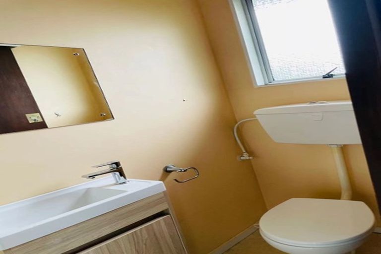 Photo of property in 23 Trias Road, Totara Vale, Auckland, 0629