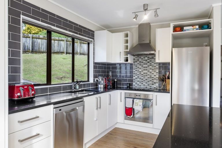 Photo of property in 7b Ngahere Views, Orewa, 0931