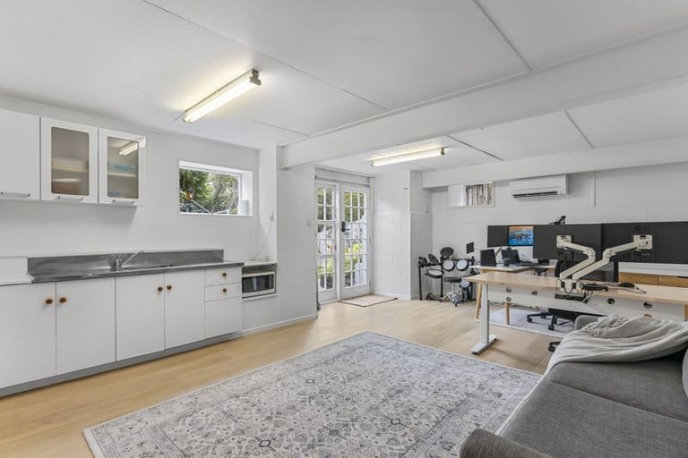 Photo of property in 3 Macnay Way, Murrays Bay, Auckland, 0630