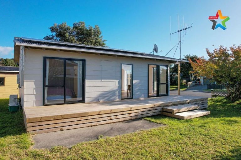 Photo of property in 42 Norfolk Crescent, Otaki Beach, Otaki, 5512