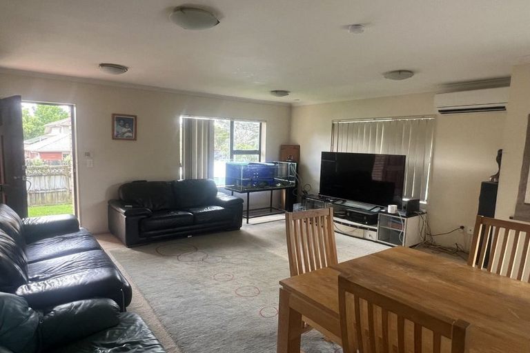 Photo of property in 2 Burton's Drive, Swanson, Auckland, 0614