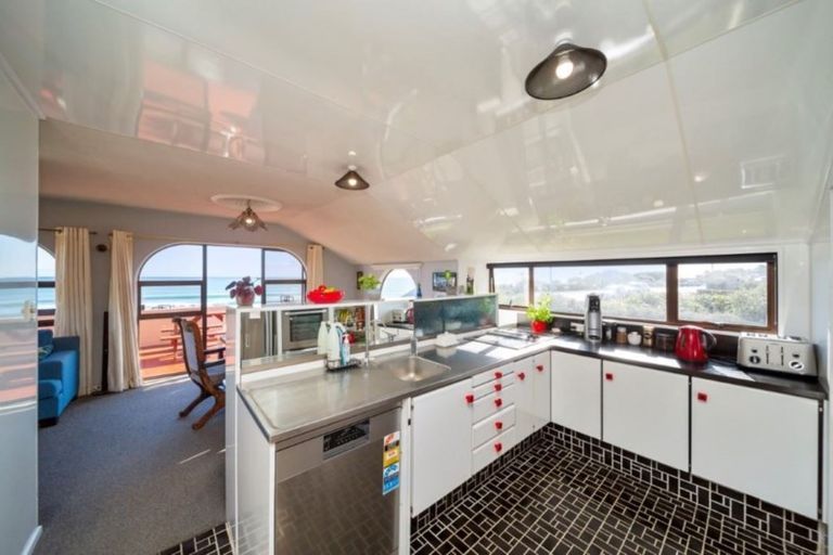 Photo of property in 10 Messenger Terrace, Oakura, 4314