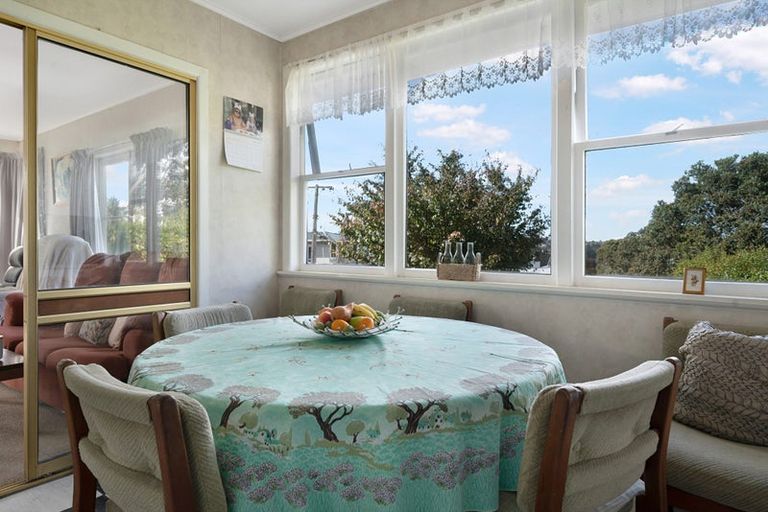 Photo of property in 23 Buscomb Avenue, Henderson, Auckland, 0610