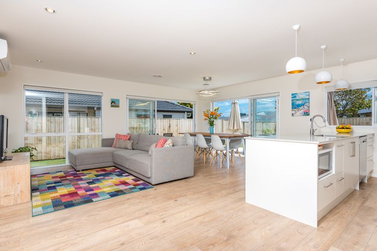 Photo of property in 6 Lockyer Road, Kumeu, 0810