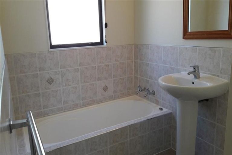 Photo of property in 19 Chivalry Road, Glenfield, Auckland, 0629