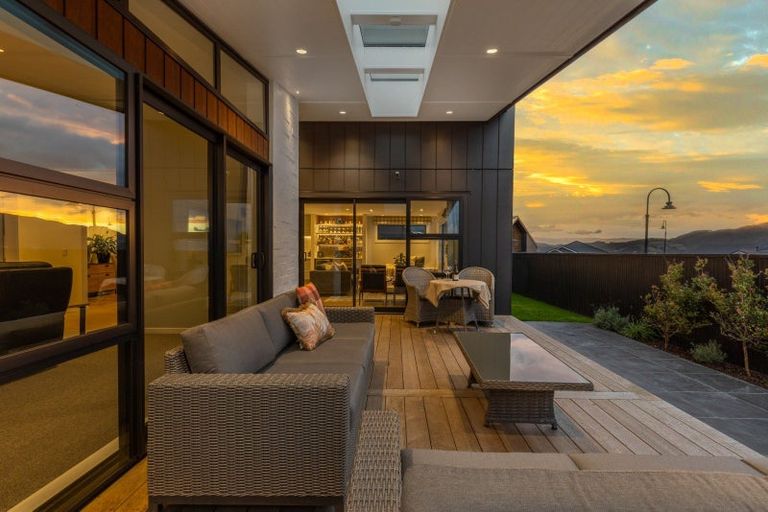 Photo of property in 14 Rotorua Grove, Aotea, Porirua, 5024