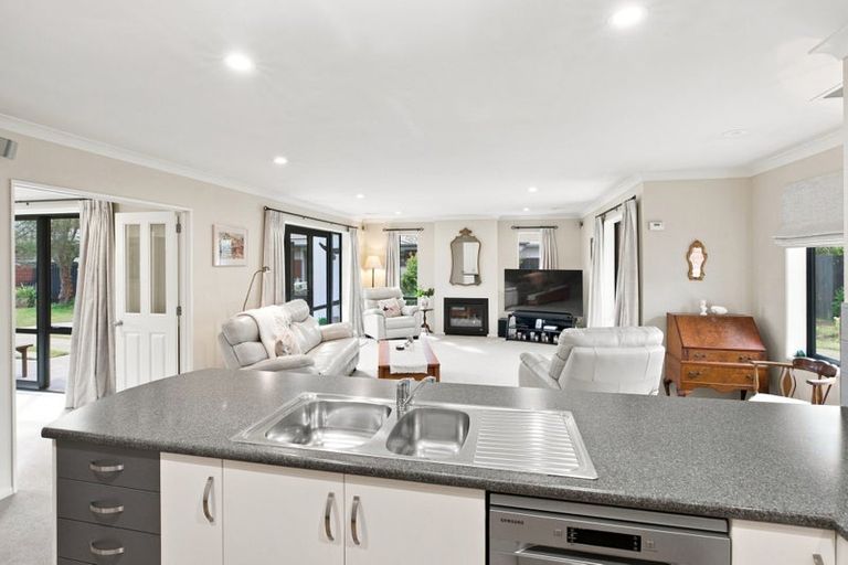 Photo of property in 8 Gwen Place, Redwood, Christchurch, 8051