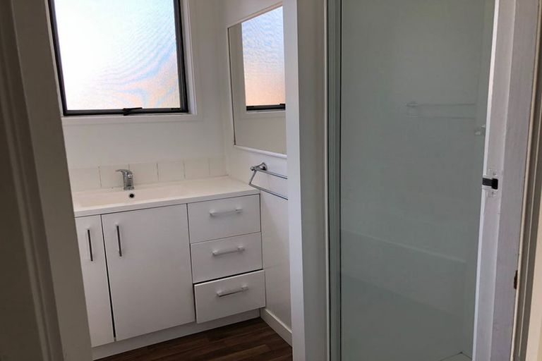 Photo of property in 30 Darren Crescent, Half Moon Bay, Auckland, 2012