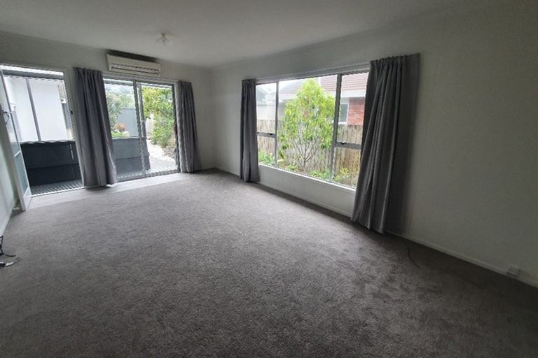 Photo of property in 24 Walton Street, Red Beach, 0932