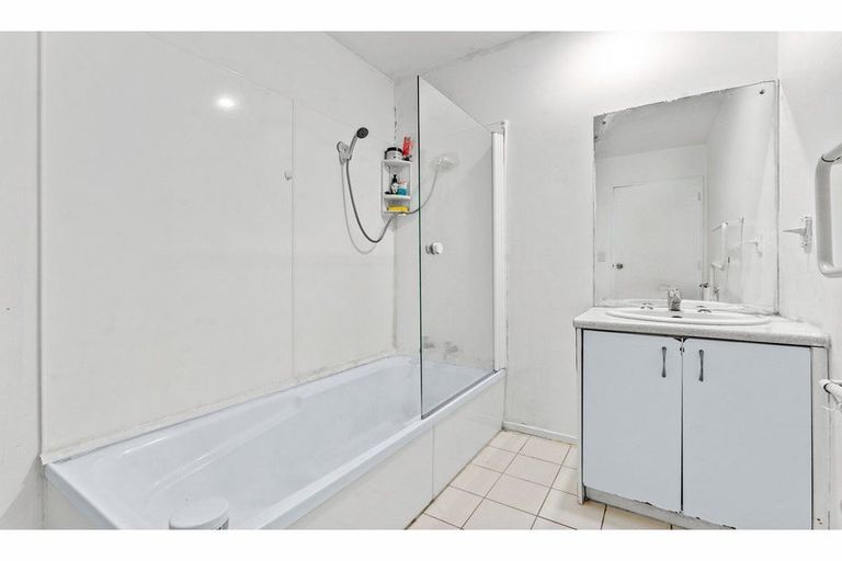Photo of property in Lynn Park Terrace, 28/12 Ambrico Place, New Lynn, Auckland, 0600