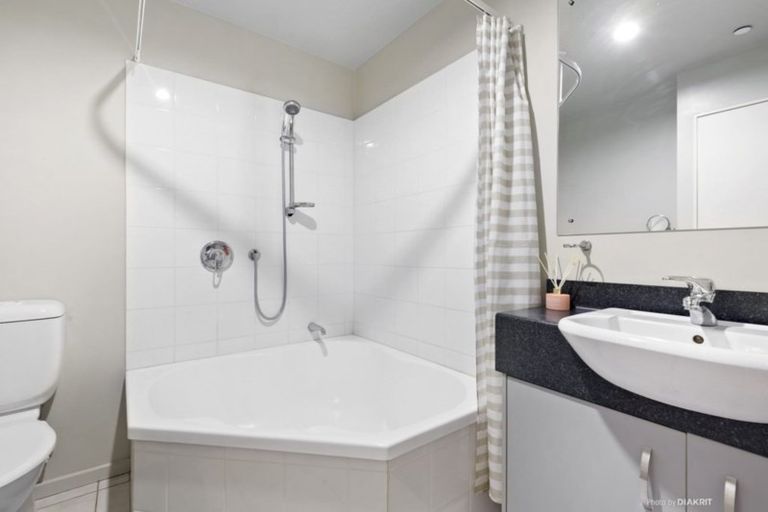 Photo of property in Stadium Garden Flats, 304/107 Thorndon Quay, Pipitea, Wellington, 6011