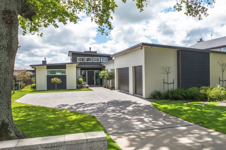 Photo of property in 16 Grand Oaks Drive, Awapuni, Palmerston North, 4412
