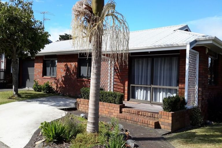 Photo of property in 1/70 Carnoustie Drive, Wattle Downs, Auckland, 2103