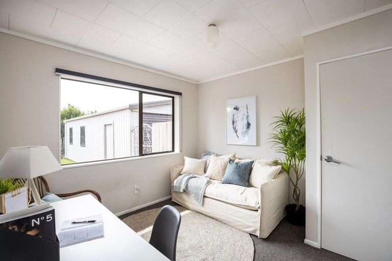 Photo of property in 42 Heta Road, Highlands Park, New Plymouth, 4312