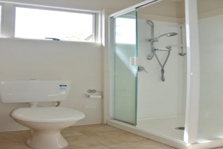 Photo of property in 1/32a Bronzewing Terrace, Unsworth Heights, Auckland, 0632