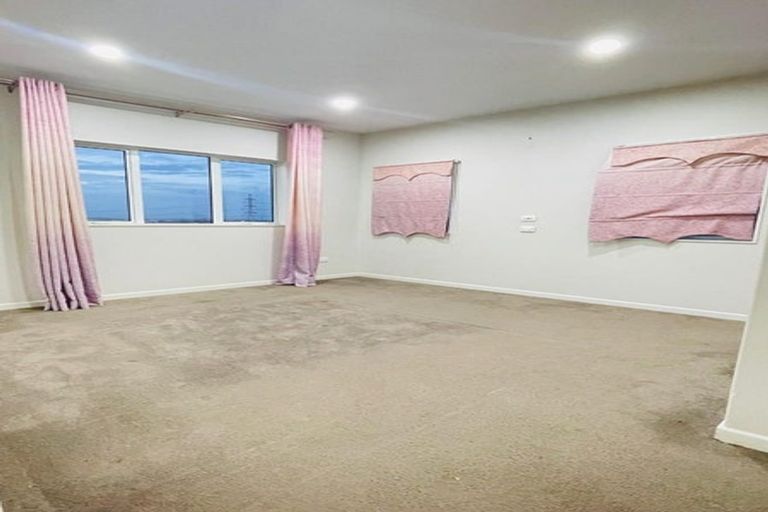 Photo of property in 23 Bartells Drive, Goodwood Heights, Auckland, 2105