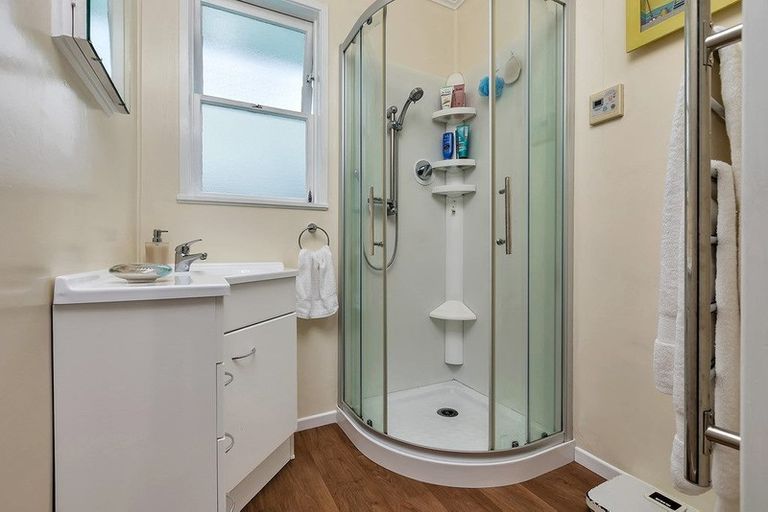 Photo of property in 21 Battle Place, Glenfield, Auckland, 0629