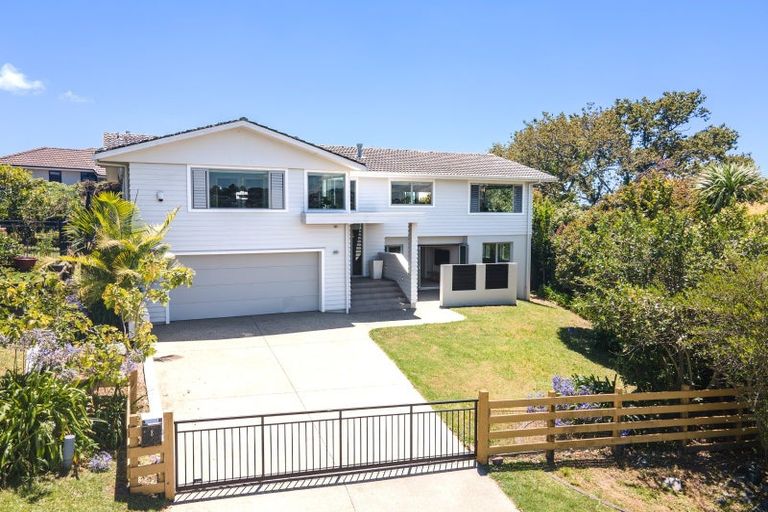 Photo of property in 8 Page Point, Mellons Bay, Auckland, 2014