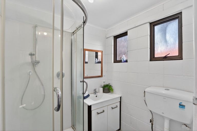 Photo of property in 1/5 Woodall Place, Totara Vale, Auckland, 0627