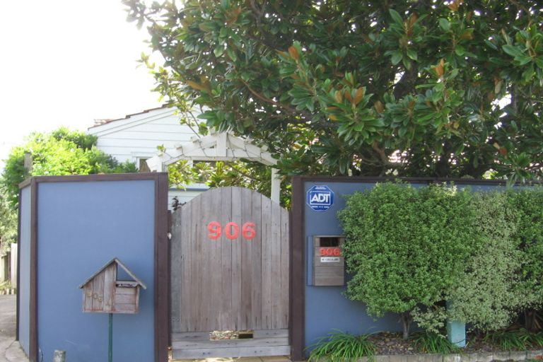 Photo of property in 906a East Coast Road, Northcross, Auckland, 0630