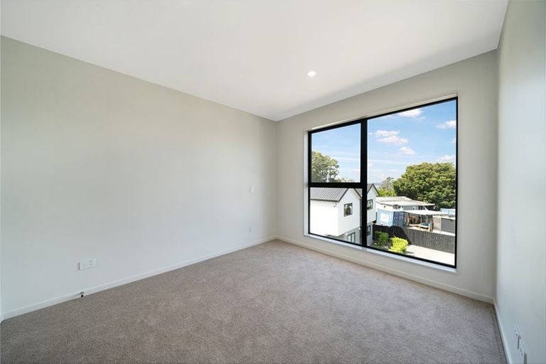 Photo of property in 4/107 Hobsonville Road, West Harbour, Auckland, 0618
