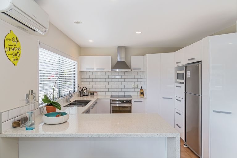 Photo of property in 17 Coralsea Way, Arkles Bay, Whangaparaoa, 0932