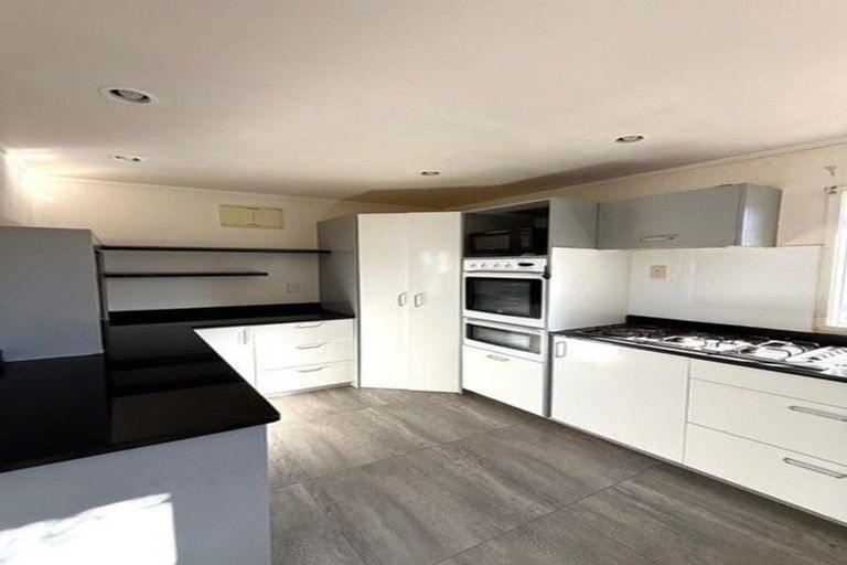 Photo of property in 261 Wairau Road, Totara Vale, Auckland, 0627