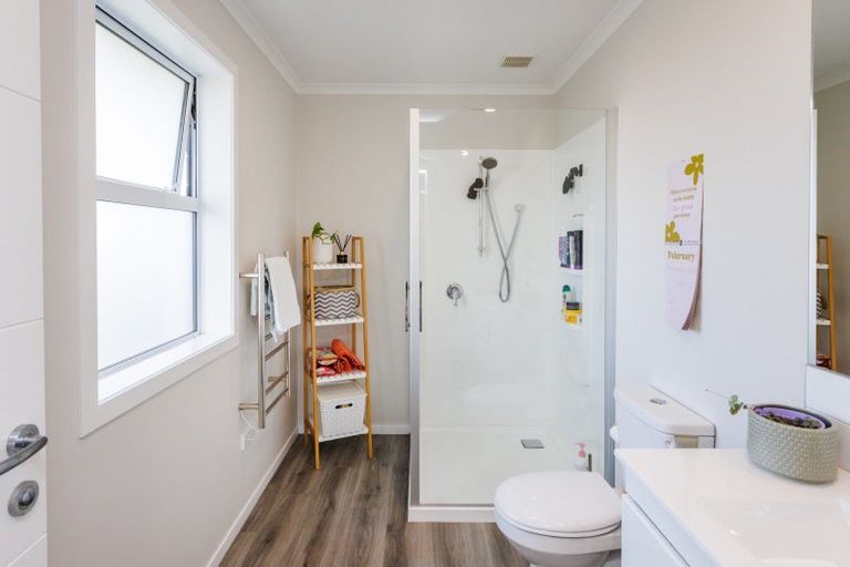 Photo of property in 120 Johnstone Drive, Fitzherbert, Palmerston North, 4410