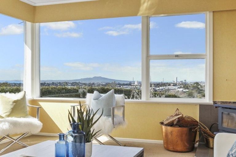 Photo of property in 12 Ross Avenue, Glenfield, Auckland, 0629