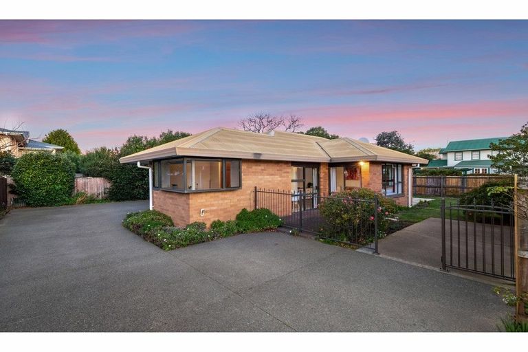 Photo of property in 5 Elsom Lane, Avonhead, Christchurch, 8042